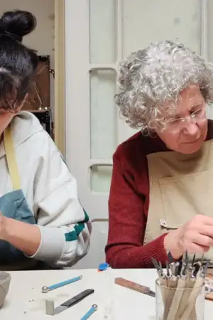 pessoas a trabalhar com barro